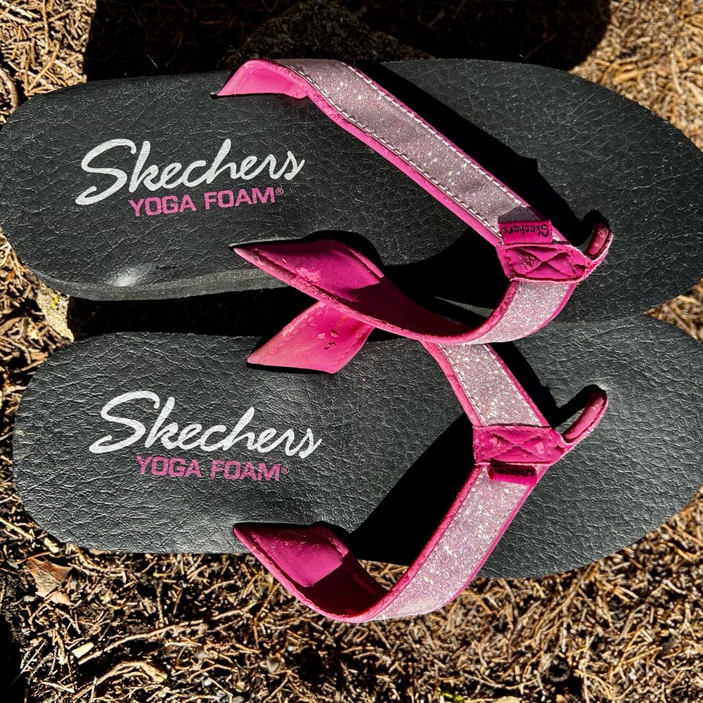 Skechers Pink Glitter Yoga Foam Flip Flops 10 cushioned cute Barbie beach vacay.